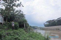 BANJIR KARANGANYAR : Cemas, Ini yang Dilakukan Warga Daleman saat Hujan Deras di Sungai Bengawan Solo