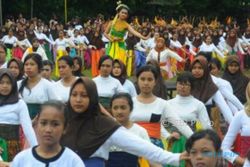 FOTO PENDIDIKAN SALATIGA : 250 Siswi Salatiga Menari Massal