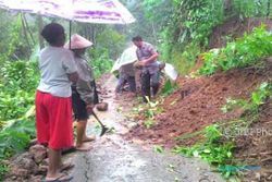 BENCANA KARANGANYAR : Longsor Rusak Rumah Warga di 3 Kecamatan