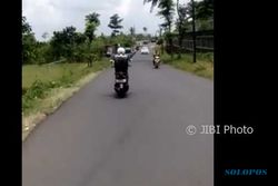 KISAH UNIK : Nekat, Pengendara Sepeda Motor Lepas Setang di Jalanan Ramai Semarang