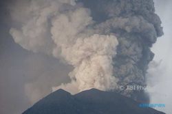 Gunung Agung Bali Kepulkan Asap Tebal, Ini Pemicunya