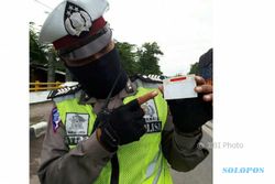 Kocak! Polisi Malah Bingung Saat Diberi SIM Gaib