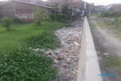 BANJIR SEMARANG : Tumpukan Sampah Ini Diduga Sebabkan Genangan di Tlogosari