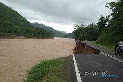 BANJIR PACITAN : Jalan Karangrejo-Karanggede Langganan Banjir Luapan Sungai Grindulu