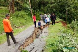 BENCANA SUKOHARJO : Diguyur Hujan 3 Hari, Jalan Antardukuh Desa Sanggang Retak dan Ambles