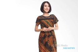 FASHION WANITA : Ladies, 4 Busana Batik Ini Bikin Penampilan Kece Badai