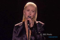 Christina Aguilera Ajak Penonton AMAs 2017 Kenang Whitney Houston