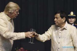Mendadak Mesra, Duterte Nyanyikan Lagu Cinta untuk Donald Trump