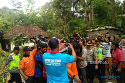 BADAI CEMPAKA : Dramatis, Ini Foto-Foto Proses Evakuasi Korban Tertimbun Tanah Longsor di Pendoworejo