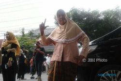 JOKOWI MANTU : Tak Punya Undangan, Nenek-Nenek Ini Nekat Datang Sendirian dari Jakarta demi Kahiyang-Bobby