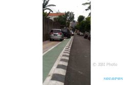 Trotoar Jl. Kolonel Sutarto Solo Dipakai Jualan Mobil, Warganet Kesal