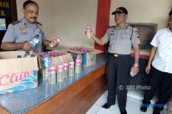 MIRAS BOYOLALI : Puluhan Liter Ciu dalam Botol Air Mineral Disita Polisi dari Pedagang Teras