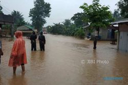 BENCANA WONOGIRI : Jalur Solo-Pacitan via Karangturi Nguntoronadi Terendam Banjir