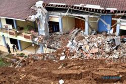FOTO BENCANA JATENG : Begini Dahsyatnya Longsor di Semarang