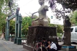 Patung Depan Pasar Triwindu Solo Buntung dan Retak Bahayakan Warga
