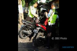 Rela Motornya Dipinjam Pengguna Jalan, Aksi Polisi di Semarang Banjir Pujian