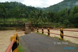 BENCANA PACITAN : Semalam 4 Jembatan di Pacitan Roboh Diterjang Banjir