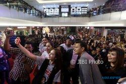 Warga Solo Antusias Sambut Pemain Ayat-Ayat Cinta 2 di Hartono Mall