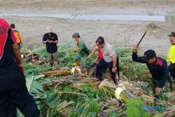 BENCANA JATENG : Antisipasi Banjir, Polisi Kudus Ajak Warga Bersihkan Sungai