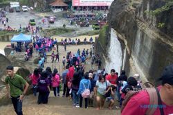 LIBUR AKHIR TAHUN : Bus Parkir Bawah, Jalur Tebing Breksi Masih Tetap Macet