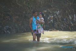 Derita Warga Bintaran, Menyeberang Sungai Menerabas Arus Deras