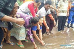 KECELAKAAN LAUT : Keluarga Remaja Tenggelam Gelar Doa di Pantai Baron Berharap Korban Segera Ditemukan