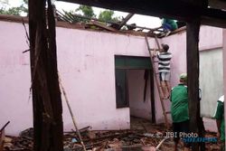 Pria Lansia Ponorogo Tertimpa Atap Rumah saat Nonton TV