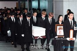 K-POP : Potret Kesedihan Pemakaman Jonghyun Shinee