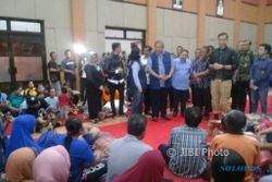 BENCANA PACITAN : SBY dan Keluarga Kunjungi Korban Banjir dan Longsor di Pengungsian