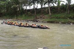 Jelajahi Sungai Serang Kulonprogo Bersama Karst Tubing