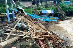 Teras TPI Pantai Baron Runtuh Diterjang Gelombang Tinggi