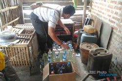 MIRAS PONOROGO : Polisi Sita Puluhan Liter Arak Jowo dari 2 Lokasi dan Bekuk 1 Penjual