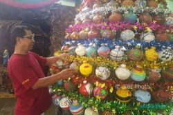 NATAL 2017 : Unik, Ada Pohon Natal dari Celengan di Gereja Banteng