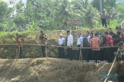 Kunjungi Lokasi Terdampak Banjir, Presiden Jokowi Janjikan Perbaikan Jembatan Selesai 3 Bulan