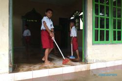 Hari Terakhir UAS di Sekolah Korban Banjir, Siswa Kerja Bakti