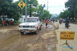 BENCANA PACITAN : Lumpur Dampak Banjir Masih Tutupi Sebagian Jalan dan Selokan