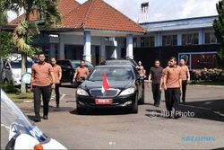 Jokowi Berpakaian Resmi & Paspampres Cuma Berkaus, Ini Maksudnya