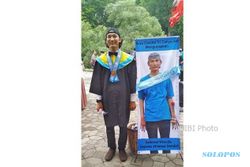 Foto Wisuda Bareng Diri Sendiri, Mahasiswa UNS Ini Viral