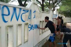 Corat-Coret di Kawasan Pantai, Pelajar Jogja Dihukum Bersih-Bersih