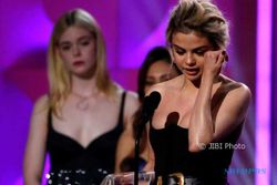 Menangis, Selena Gomez Dedikasikan "Women of the Year" untuk Sahabat