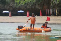 Pencarian Korban Tenggelam di Pantai Baron Dihentikan Sementara