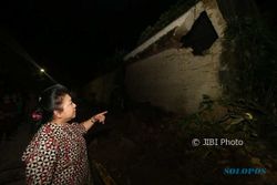 CAGAR BUDAYA SOLO : Reruntuhan Tembok Keraton Ambruk Dipereteli Satu Per Satu