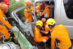 KECELAKAAN KULONPROGO : Minibus Tabrak Pohon, Evakuasi Penumpang 4 Jam