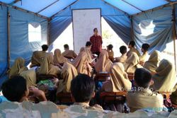 Belajar di Tenda, Siswa SMP Muhammadiyah 2 Dlingo Bisa Dipulangkan Lebih Awal karena Cuaca