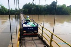 FOTO INFRASTRUKTUR GROBOGAN : Jembatan Gantung Asa Warga Klambu