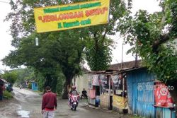 INFRASTRUKTUR SUKOHARJO : Spanduk Jeglongan Sewu di Jl. Ngarak-Arak Sindir Jalan Rusak