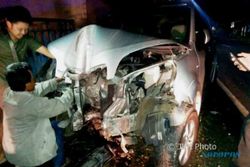 Mobil Kepala Dinas Pendidikan Gunungkidul Hancur Setelah Menabrak Baliho