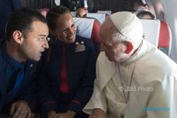Paus Fransiskus Nikahkah Pramugari di Pesawat