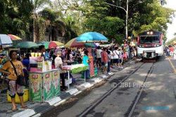 CFD SOLO : PKL Berjualan di Pinggir Rel Ganggu Perjalanan Railbus Batara Kresna