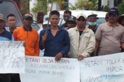 DEMO PETANI : Petani Pati Unjuk Rasa Tolak Beras Impor